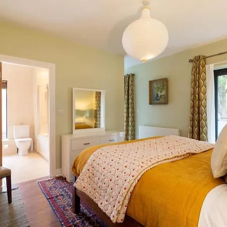 The Mews, 2 Prázdninový dům *