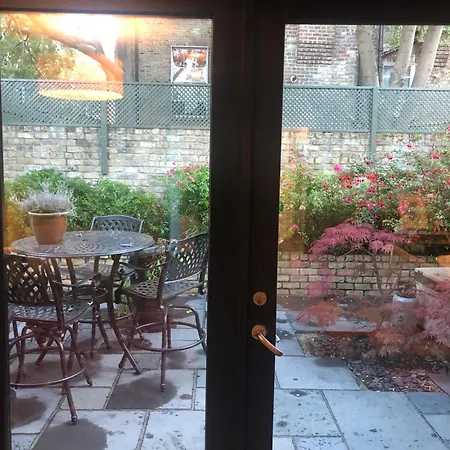 The Mews, 2 Prázdninový dům *